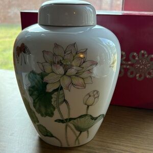 Japanese ginger jar Floral Ceramic Vase with Lid